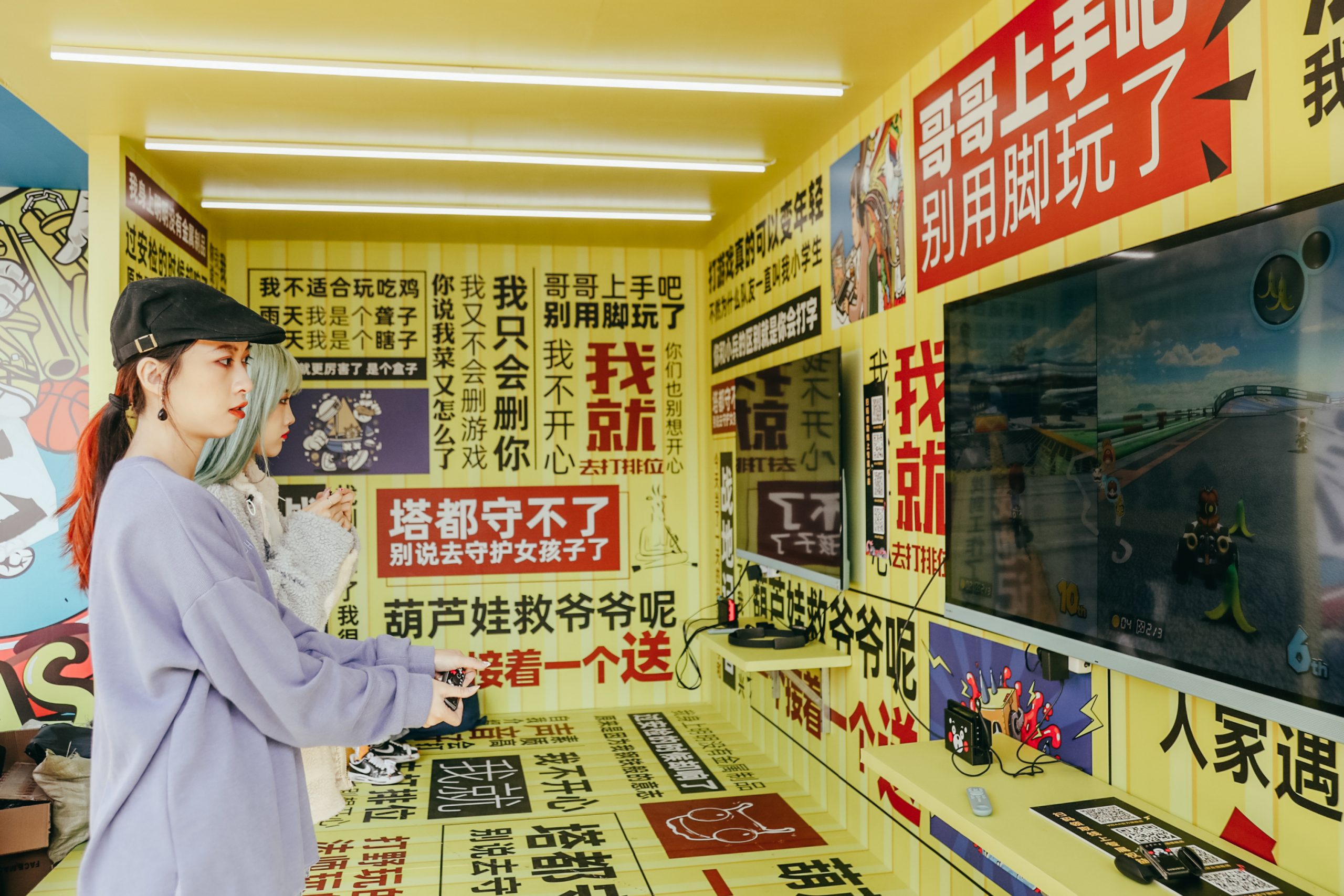 图片包含 人, 男人, 建筑, 站描述已自动生成